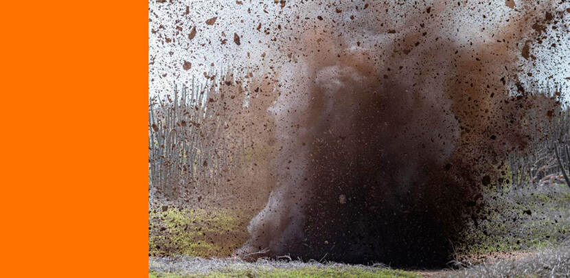 Zand stuift op bij een ontploffing.