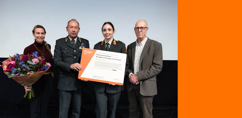 Overhandiging van een prijs.