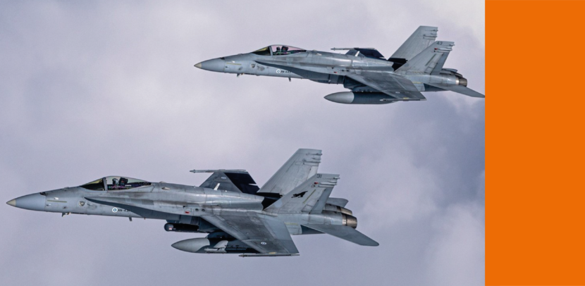Twee F/A-18 Hornet gevechtsvliegtuigen in de lucht.