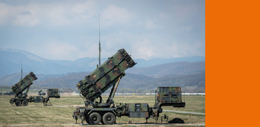 Patriot-luchtverdedigingssystemen op een stuk open land.