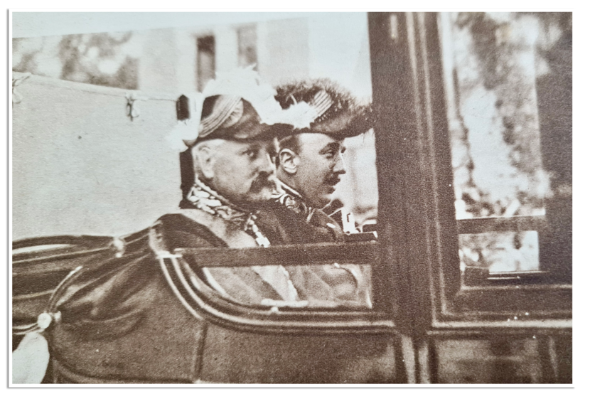 Premier Th. Heemskerk (ARP) en het Kamerlid Jan van Best (RK-fractie) zitten in een rijtuig op weg naar het Vredespaleis.