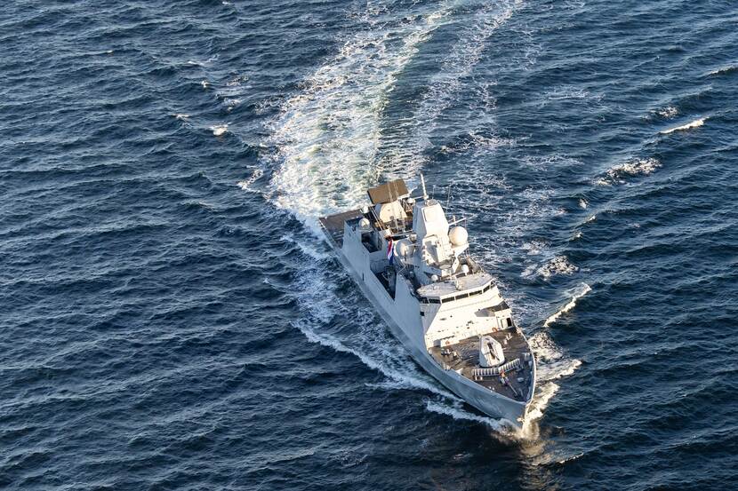 : Zr.Ms. Tromp vaart door de Oostzee voor operatie Baltic Sentry.