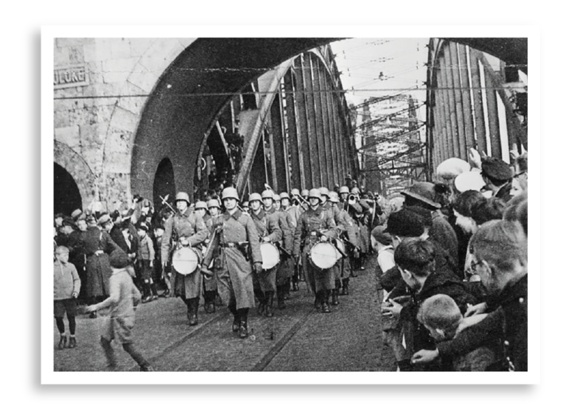 Duitse troepen trekken over een brug Rijnland binnen tussen de juichende bevolking.
