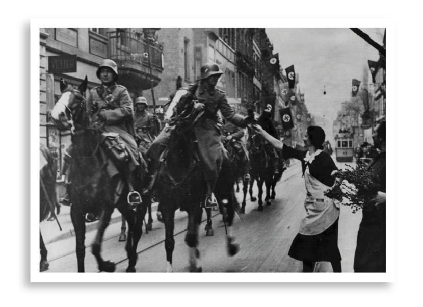 Twee Duitse militairen te paard worden verwelkomd door de bevolking in Rijnland.