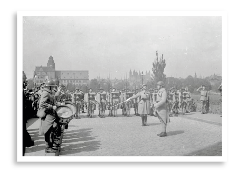 Franse troepen verzameld op een plein, maken zich gereed om terug te trekken uit Rijnland.