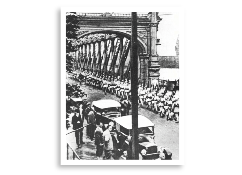 Franse troepen trekken over een brug weg uit Rijnland.