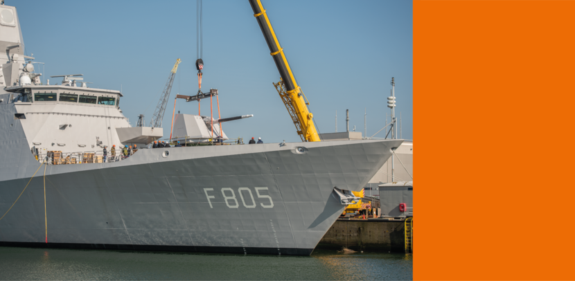 Een kanon wordt aan boord van een schip gehesen.