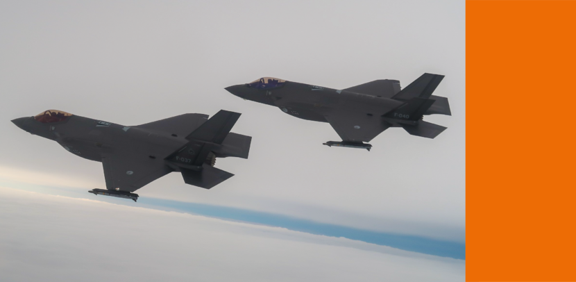 Twee gevechtsvliegtuigen in de lucht