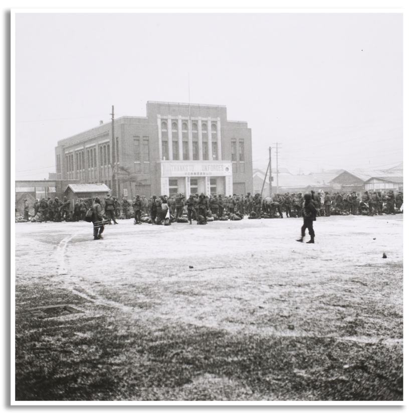 NDVN-militairen voor vertrek verzameld voor het station te Taegu.