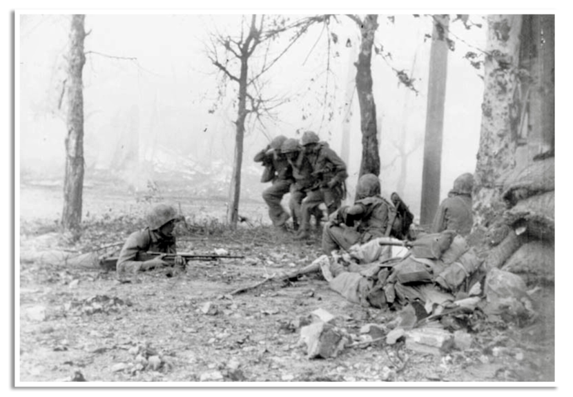 Een aantal militairen van de VN dragen een gewonde collega uit de gevechtszone.