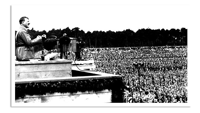 Een speechende Adolf Hitler voor een mensenmassa