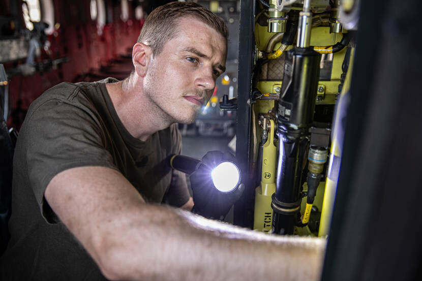 TD’er sergeant-1 Simon inspecteert een Chinook in Irak.