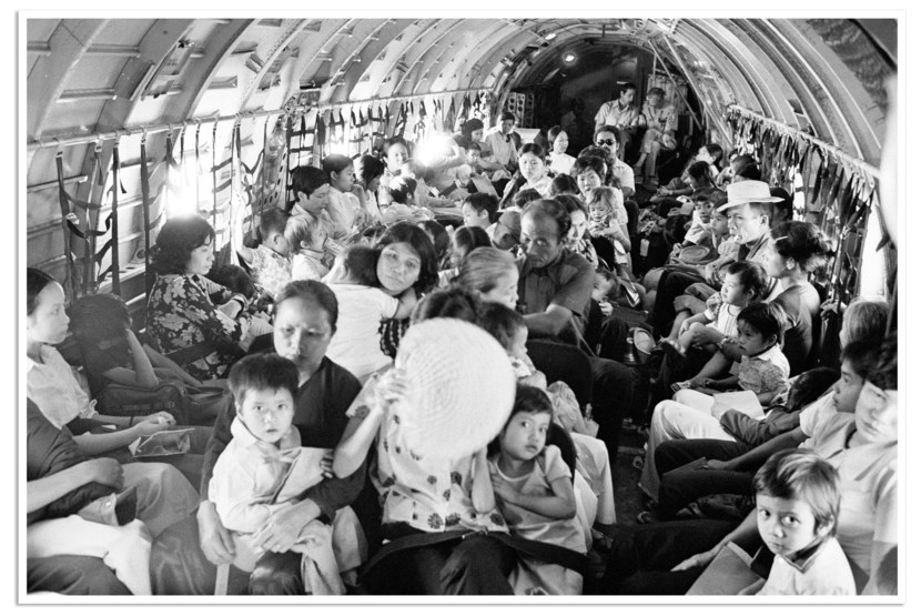 het ruim van een transportvliegtuig vol Vietnamese burgers.