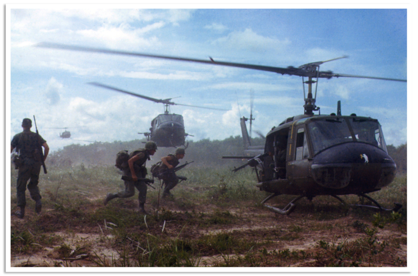 helikopters en personeel in een plantengroene omgeving.