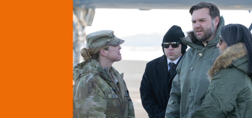 Kolonel Meyers in uniform tijdens het bezoek van de Amerikaanse vice-president JD Vance.