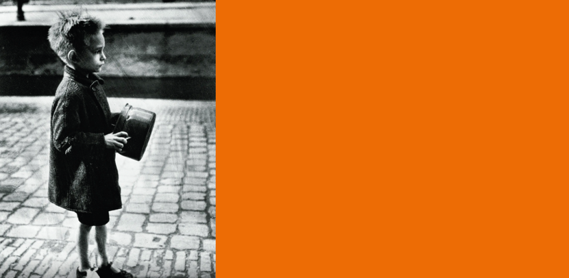 Oude foto van een broodmager jongetje