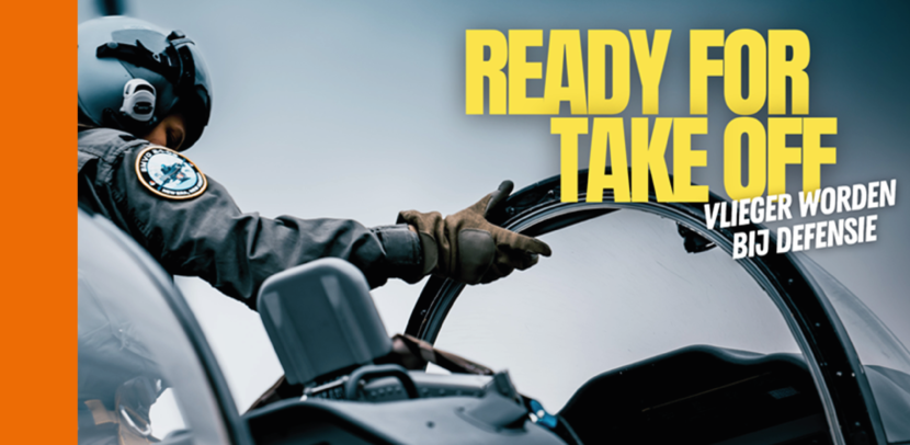 Een vrouwelijke vlieger stapt in de cockpit van gevechtsvliegtuig. Haar hand rust op de doorzichtige kap, ze draagt een handschoen. Op de zijkant van de foto staat in gele letters: ‘Ready for take off. Vlieger worden bij Defensie.’