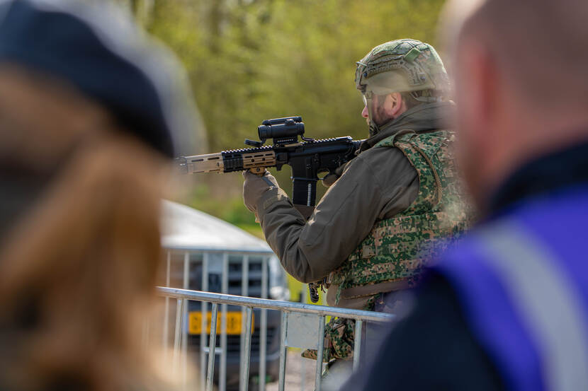 Militair richt tijdens oefening wapen vanachter drankhek.
