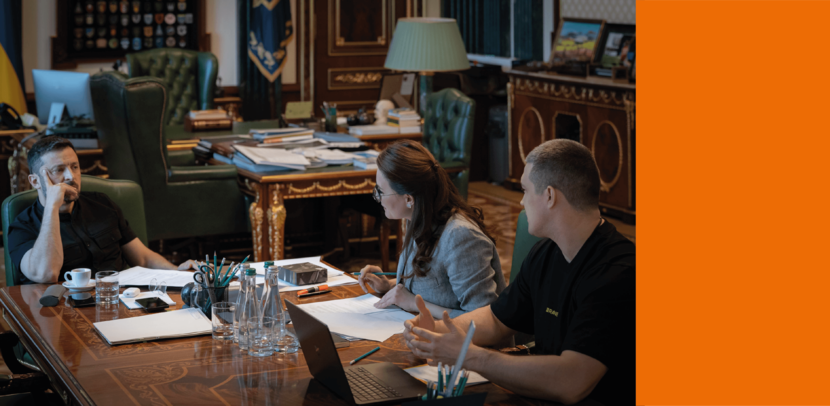 Oekraïense politici zitten aan tafel.