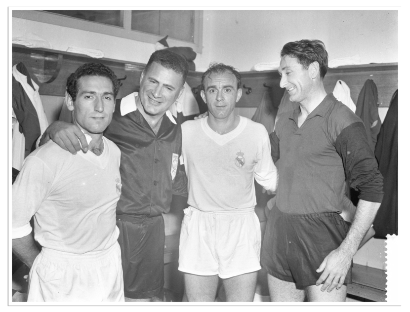 Leo Horn, geflankeerd door links Francisco Gento, en rechts Alfrédo Di Stefano en Faas Wilkes. Horn floot de oefenwedstrijd Amsterdam-Real Madrid (1-4) in het Olympisch Stadion in 1959.