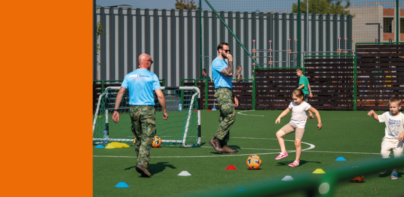 Nederlandse militairen sporten met kinderen.