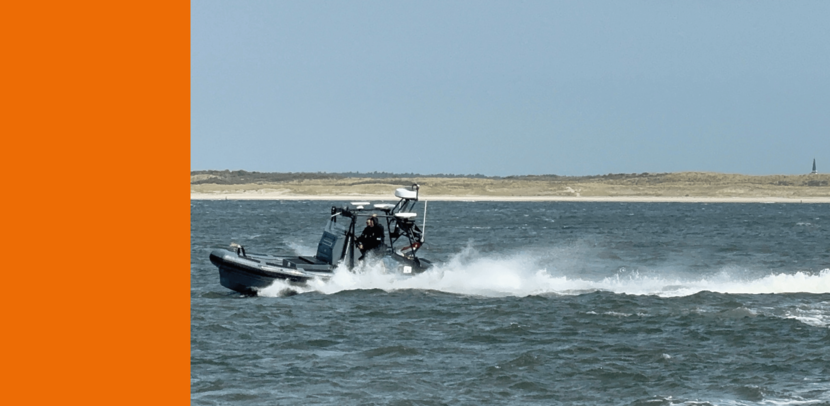 Een bootje scheert over het water