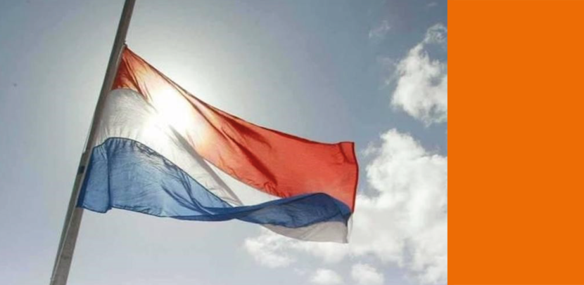 De Nederlandse vlag halfstok.
