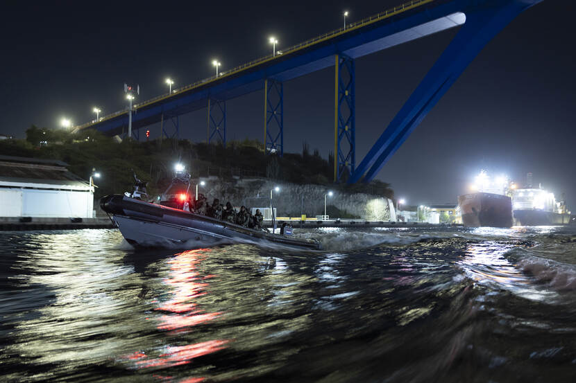 FRISC met CURMIL-militairen vaart over het water.