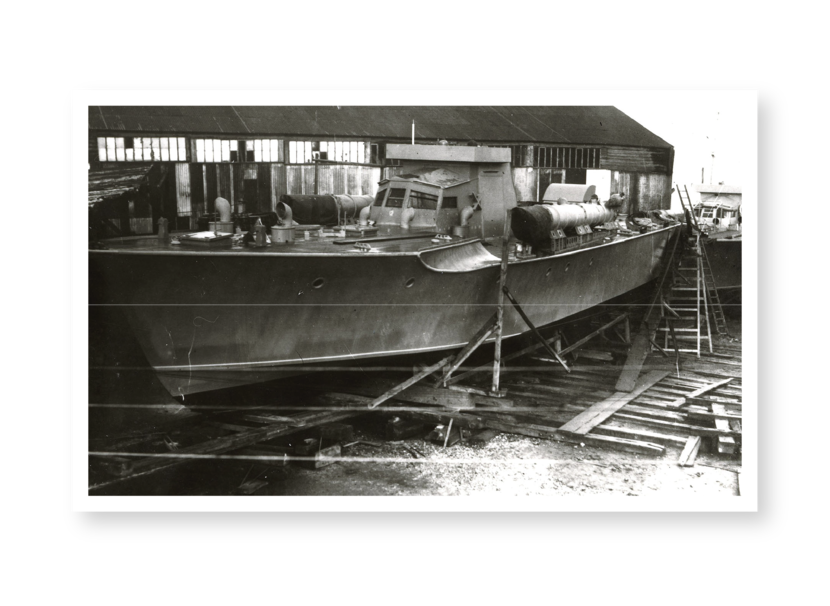 Zwart-witfoto van een boot in aanbouw.