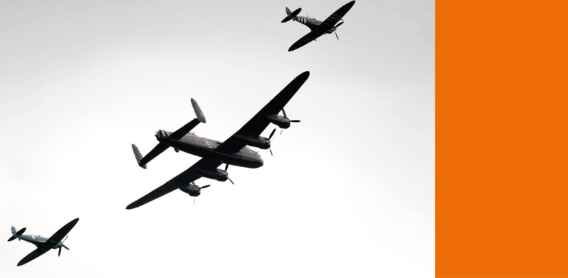 3 helikopters vliegen naast elkaar.