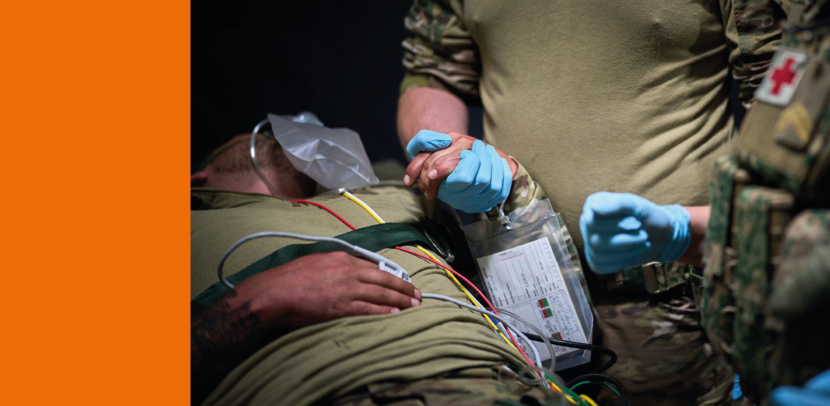 Een militair krijgt medische zorg.