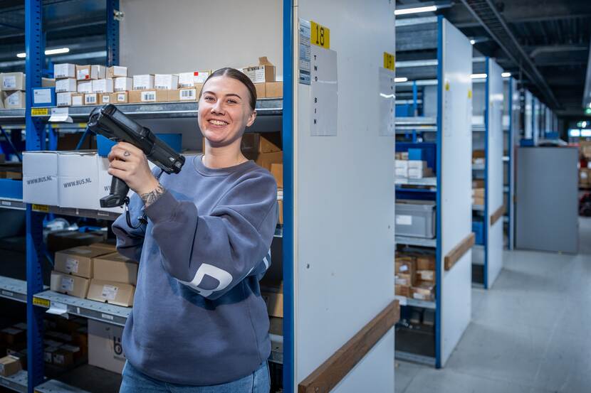 Lisette met de scanner die ze gebruikt om de juiste producten bij elkaar te zoeken.