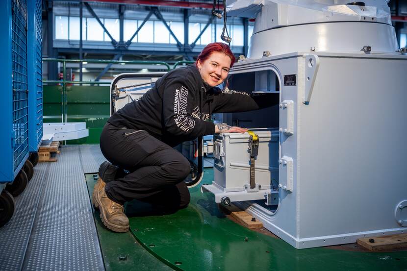 Ollie met een van de wapensystemen die zij helemaal uit elkaar gehaald heeft en weer opbouwde.