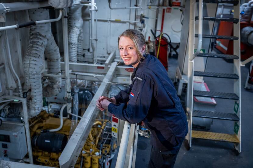 Daniek in de machinekamer van Zr.Ms. Luymes.