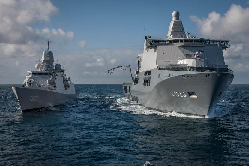 Bijtanken van een schip op zee.