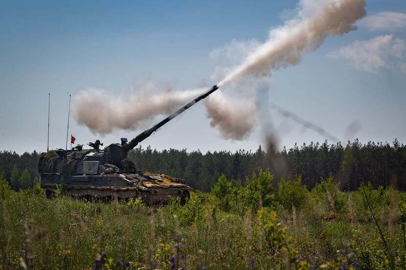 Een Pantserhouwitser los een schot.