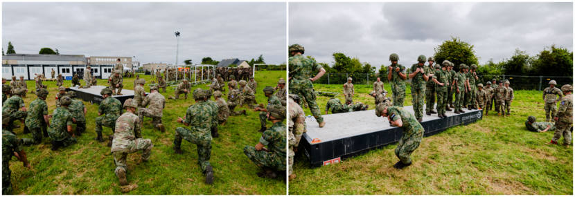Nederlandse en Amerikaanse militairen zitten geknield op een grasveld rondom een podium. Daarop zit een instructeur die diezelfde beweging voordoet. Op de afbeelding daarnaast staan de militairen zelf op het podium, waar ze vanaf springen om hun landing te oefenen.