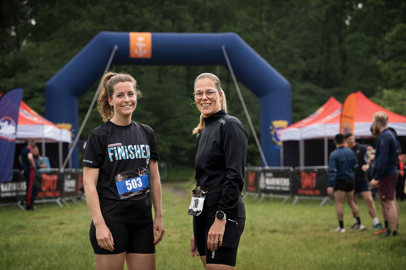 Twee deelneemsters aan de Dutch Marines Trail.