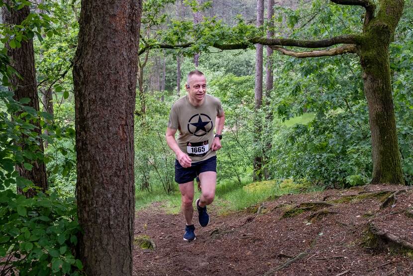 De Commandant van het Korps Mariniers, brigadegeneraal Ivo Moerman, rent door het bos.
