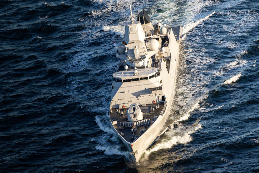 : Zr.Ms. Tromp vaart door de Baltische Zee voor operatie Baltic Sentry.