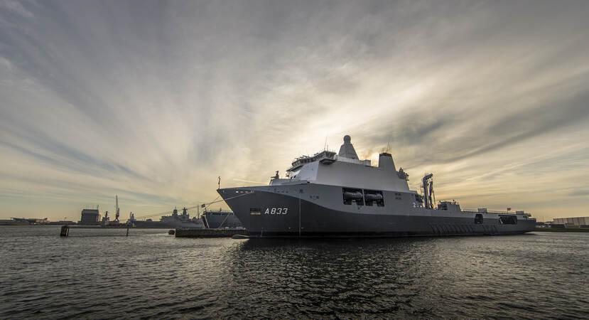 Zr.Ms. Karel Doorman in de marinehaven van Den Helder.