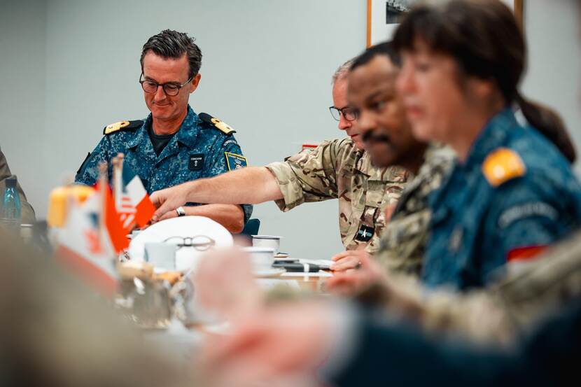 Vergaderende militairen.