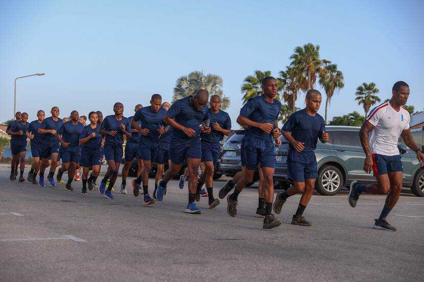 Een groep hardlopende militairen in opleiding.