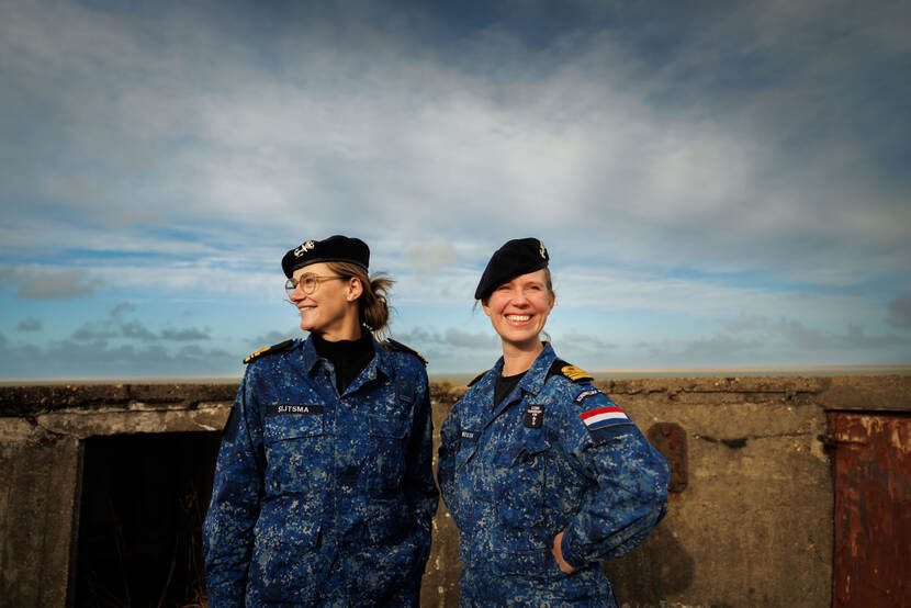 Luitenant ter zee 1 Janet Sijtsma (links) en luitenant ter zee 1 (SD) Marlies Bouwmeester poseren met de zee op de achtergrond.