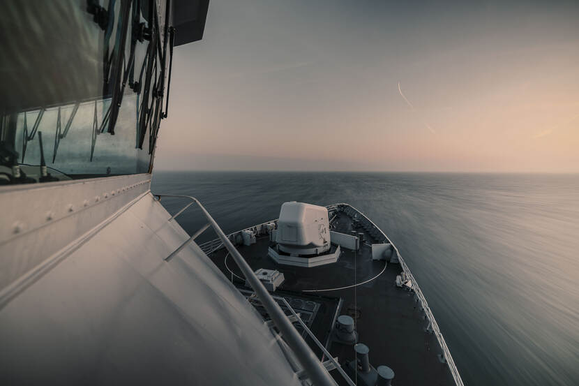 De Tromp vaart over de Noordzee, terwijl de schemering is ingezet.