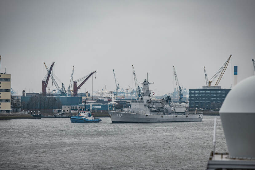 Het Belgische fregat BNS Louise-Marie komt aan in de haven van Rotterdam.