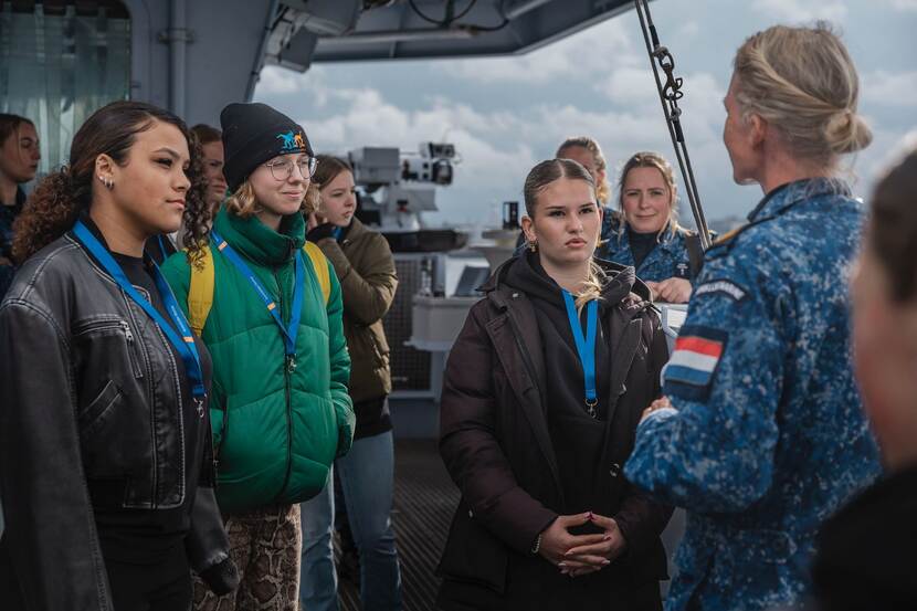 Marinevrouw Dagmar geeft uitleg tijdens de rondleiding.