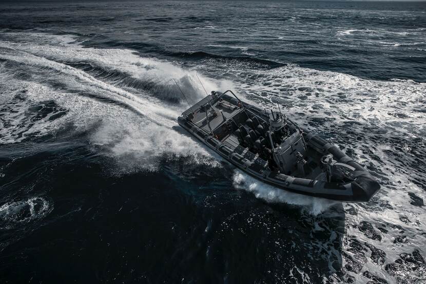 Een FRISC vaart met hoge snelheid voorbij.