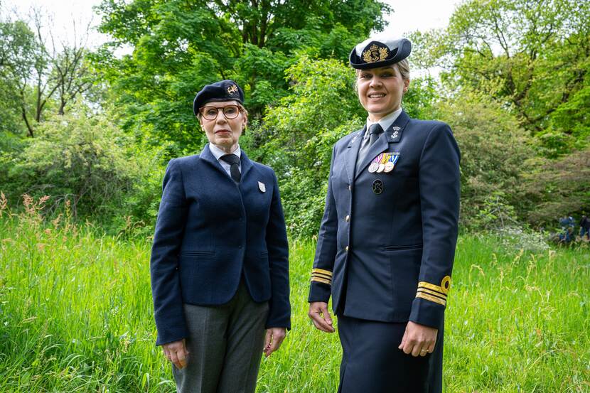 Links moeder Carola Kipp-Broekman en rechts dochter Amanda Kipp poseren in het park in Wageningen.