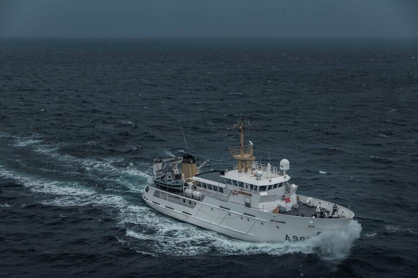 Een varende Van Kinsbergen op een grijze zee.